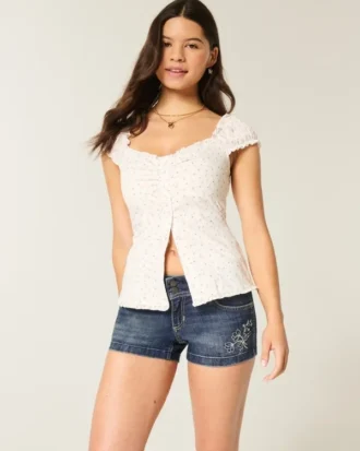 Lavtaljede, mørkvaskede, broderede denimshorts