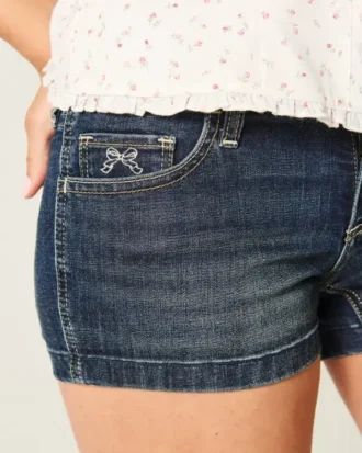 Lavtaljede, mørkvaskede, broderede denimshorts