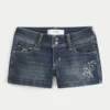 Lavtaljede, mørkvaskede, broderede denimshorts Lavtaljede, mørkvaskede, broderede denimshorts