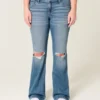 Lavtaljede, rippede bootcut-jeans i medium vask Lavtaljede, rippede bootcut-jeans i medium vask
