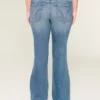 Lavtaljede, rippede bootcut-jeans i medium vask Lavtaljede, rippede bootcut-jeans i medium vask