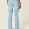 Lavtaljede, rippede, lysvaskede bootcut-jeans med broderi Lavtaljede, rippede, lysvaskede bootcut-jeans med broderi