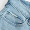 Lavtaljede, rippede, lysvaskede bootcut-jeans med broderi Lavtaljede, rippede, lysvaskede bootcut-jeans med broderi