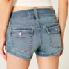 Lavtaljede shorts i lys vask Lavtaljede shorts i lys vask