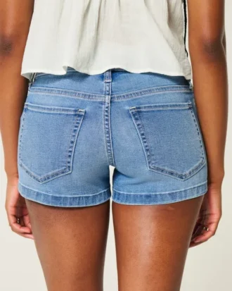 Lavtaljede shorts i mediumvasket denim Lavtaljede shorts i mediumvasket denim