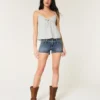 Lavtaljede shorts i mediumvasket denim Lavtaljede shorts i mediumvasket denim
