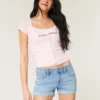 Lavtaljede, slidte shorts i lys denim Lavtaljede, slidte shorts i lys denim