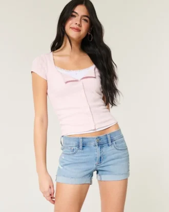 Lavtaljede, slidte shorts i lys denim