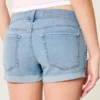 Lavtaljede, slidte shorts i lys denim Lavtaljede, slidte shorts i lys denim