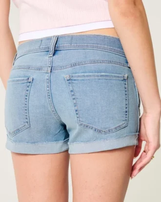 Lavtaljede, slidte shorts i lys denim