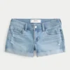Lavtaljede, slidte shorts i lys denim Lavtaljede, slidte shorts i lys denim