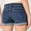 Lavtaljede, slidte shorts i mørk vask Lavtaljede, slidte shorts i mørk vask