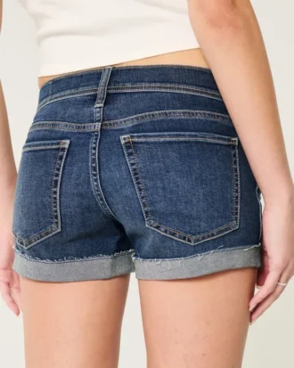 Lavtaljede, slidte shorts i mørk vask
