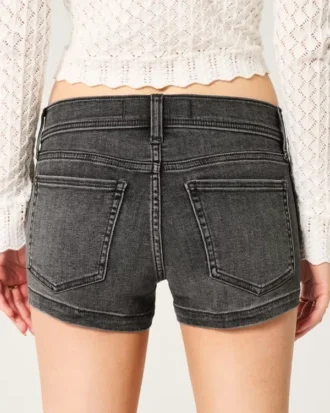 Lavtaljede, vasket sorte denimshorts