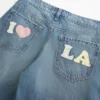 Lavtaljet baggy jeans med medium vask og Los Angeles-grafik Lavtaljet baggy jeans med medium vask og Los Angeles-grafik