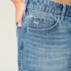 Lavtaljet denim miniskort med broderet sløjfe Lavtaljet denim miniskort med broderet sløjfe