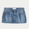 Lavtaljet denim miniskort med broderet sløjfe Lavtaljet denim miniskort med broderet sløjfe