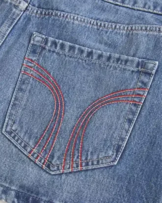 Lavtaljet mini-skort i denim med røde sømme