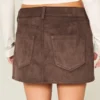 Lavtaljet mini-skort i imiteret ruskind Lavtaljet mini-skort i imiteret ruskind
