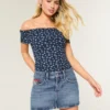 Lavtaljet mini-skort i mediumvasket denim med broderet flag Lavtaljet mini-skort i mediumvasket denim med broderet flag