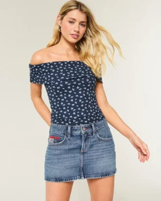 Lavtaljet mini-skort i mediumvasket denim med broderet flag