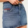 Lavtaljet mini-skort i mediumvasket denim med broderet flag Lavtaljet mini-skort i mediumvasket denim med broderet flag