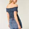 Lavtaljet mini-skort i mediumvasket denim med broderet flag Lavtaljet mini-skort i mediumvasket denim med broderet flag