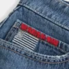 Lavtaljet mini-skort i mediumvasket denim med broderet flag Lavtaljet mini-skort i mediumvasket denim med broderet flag