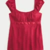 Let satin babydoll-top med bindebånd Let satin babydoll-top med bindebånd