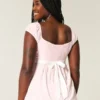 Let satin babydoll-top med bindebånd Let satin babydoll-top med bindebånd