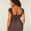 Let satin babydoll-top med bindebånd Let satin babydoll-top med bindebånd