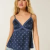 Let satin-camisole med blondekant Let satin-camisole med blondekant