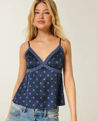 Let satin-camisole med blondekant