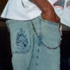 Letvaskede broderede terningeskaterbaggyjeans Letvaskede broderede terningeskaterbaggyjeans