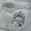 Letvaskede broderede terningeskaterbaggyjeans Letvaskede broderede terningeskaterbaggyjeans