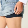 Letvasket mini-skort i denim med nitter Letvasket mini-skort i denim med nitter