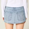 Letvasket mini-skort i denim med nitter Letvasket mini-skort i denim med nitter