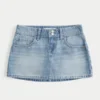 Letvasket mini-skort i denim med nitter Letvasket mini-skort i denim med nitter