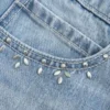 Letvasket mini-skort i denim med nitter Letvasket mini-skort i denim med nitter