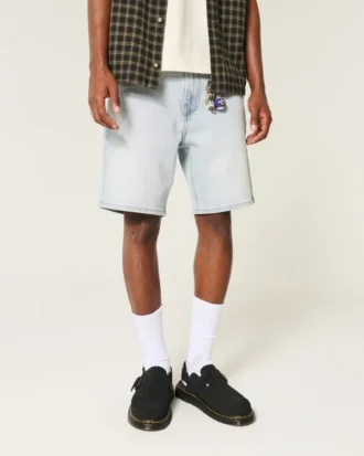 Løse denimshorts over knæet