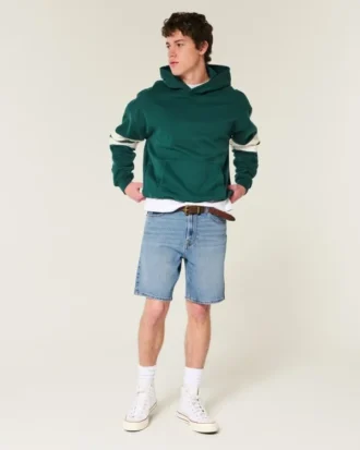 Løse denimshorts over knæet
