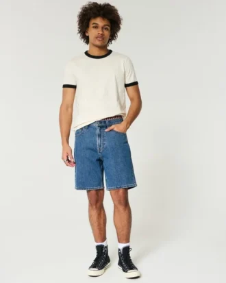Løse denimshorts over knæet