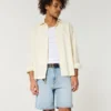 Løse denimshorts over knæet med distressed look Løse denimshorts over knæet med distressed look