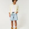 Løse denimshorts over knæet med distressed look Løse denimshorts over knæet med distressed look