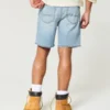Løse denimshorts over knæet med distressed look Løse denimshorts over knæet med distressed look