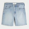 Løse denimshorts over knæet med distressed look Løse denimshorts over knæet med distressed look