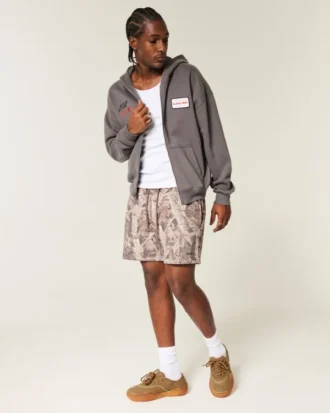 Løse fleece-shorts i camouflage til midt på låret