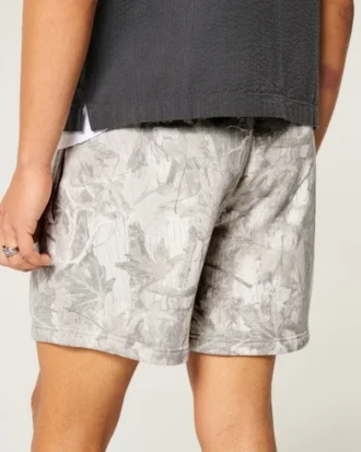 Løse fleece-shorts i camouflage til midt på låret Løse fleece-shorts i camouflage til midt på låret