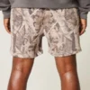 Løse fleece-shorts i camouflage til midt på låret Løse fleece-shorts i camouflage til midt på låret
