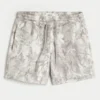 Løse fleece-shorts i camouflage til midt på låret Løse fleece-shorts i camouflage til midt på låret